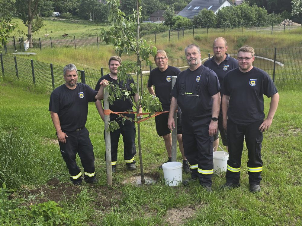 Feuerwehr pflanzt einen Baum